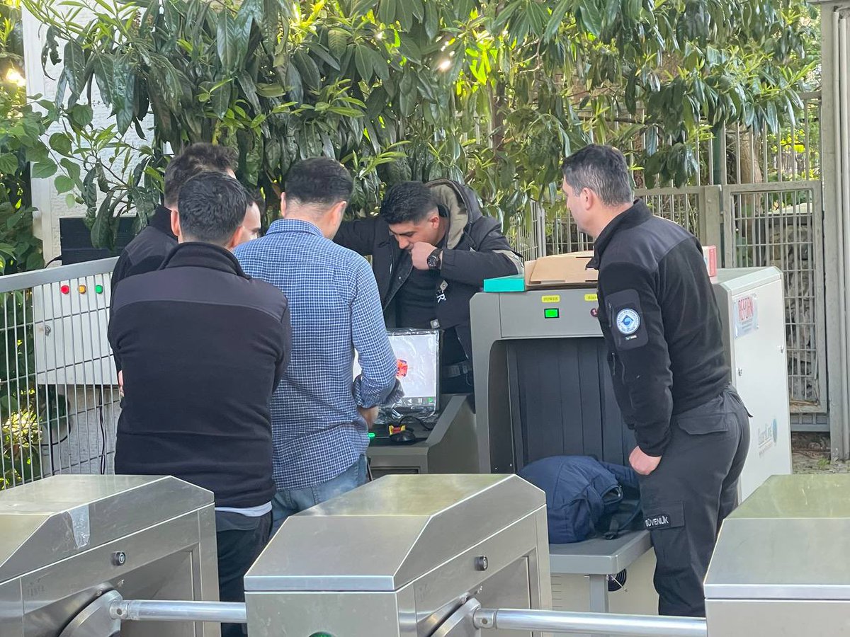 budirenisi's tweet photo. Kamusal yaşam alanlarımızda X-ray cihazı istemiyoruz!  

AKP talimatıyla çalışan kayyum yönetim, ÖGB eliyle alkol içen arkadaşlarımıza tehditler savurmanın ardından, şimdi de okulumuzun kapısına koyulan X-ray tarama cihazlarıyla özgürlüklerimizi kısıtlamaya çalışıyor! https://t.co/zlpn4x6gkS