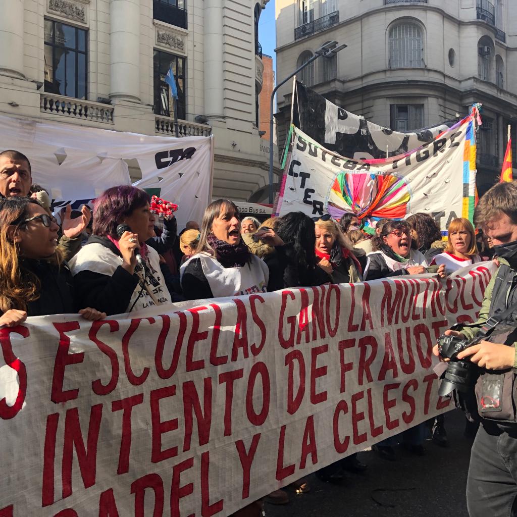 AdemysPrensa's tweet photo. Este mediodía estuvimos acompañando a las compañeras de la Multicolor del Suteba Matanza en su denuncia contra el fraude electoral que pretenden llevar adelante Baradel y la Celeste.
❗En las escuelas ganó #sutebamulticolor
#noalfraudedebaradel
#NOALFRAUDEELECTORAL https://t.co/0KEhdu1Ul4