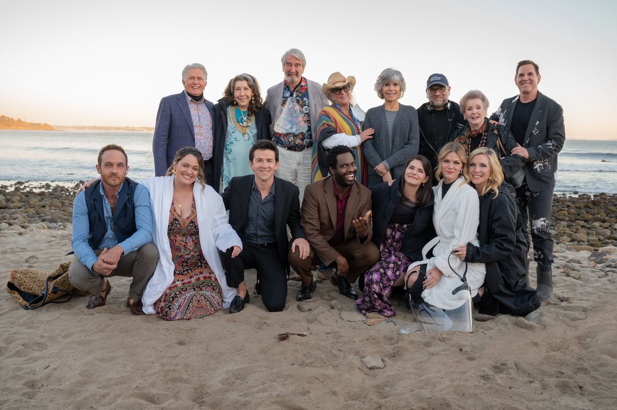 GraceandFrankie's tweet photo. One happy family 🤍 https://t.co/ganbmAaGvA