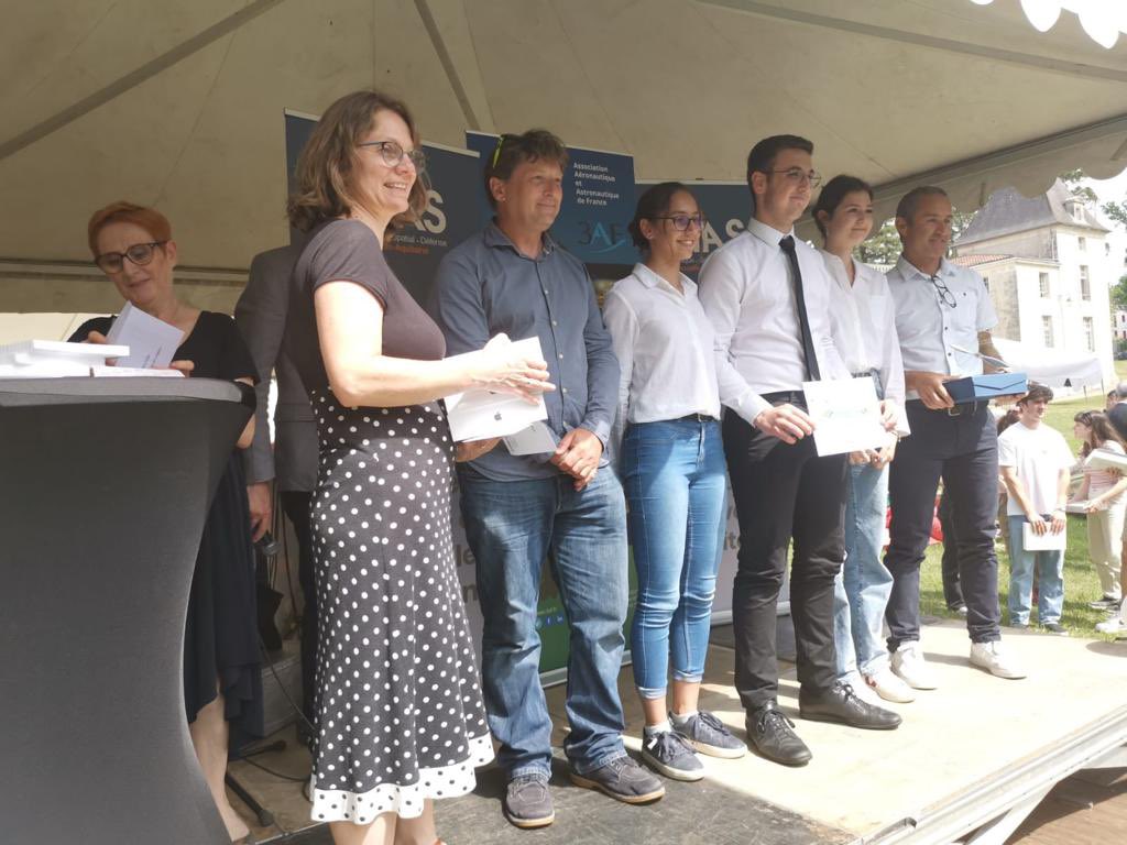 aerocampus_a's tweet photo. Remise des prix Aéronautique et Espace Nouvelle-Aquitaine ce jour par le #BAAS, la @NvelleAquitaine et le Réctorat Bordeaux

🏆
1er prix - collège : Collège Ausone de Bazas 
1er prix - lycée : Lycée Eiffel de Bordeaux 
Prix 3AF : Collège François Mitterand de Créon 
#attractivité https://t.co/Uc795D7FWT
