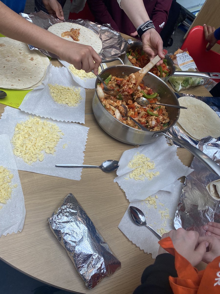 KSSFamilyLearn's tweet image. What a day at @Blairdardiepri doing some tennis and cooking fajitas with their P7s and their families 🌯🎾

See you all next week 😊 

Thank you to our @KnightswoodSec young people and staff for all their help.