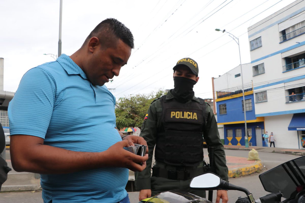 PoliciaBmanga's tweet photo. #PlanesExpress | En el sector de San Francisco de #BucaramangaMásSegura realizamos planes de registro, control y verificación de antecedentes. #ImplacablesContraElDelito #TodosContraElHurto #TodosContraElHomicidio https://t.co/gdC4O6C9KJ