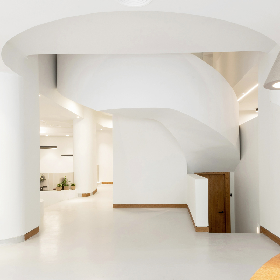 Nuestra clínica de Paseo de la Habana en Madrid cumple un año. Este centro médico, integra al equipo de #CirugíaEstética Dr. #MartínDelYerro y #MedicinaEstética Dr. #Amselem, en un mismo espacio destinado a mejorar la vida de las personas. #TuSaludNuestroArte