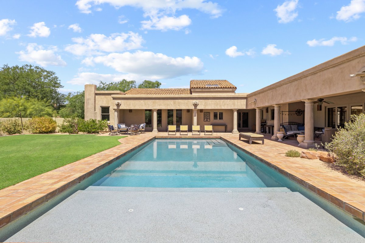 Exquisite single level ranch on a premium flat lot in prestigious Paradise Valley! Offered at $3,500,000. Contact us for more details! Presented By The Marta Walsh Group Russ Lyon Sotheby's International Realty #Paradisevalley #scottsdale #phoenix #arizona #realestate