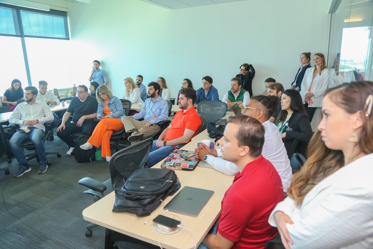 mantovanicae's tweet photo. Every Thursday I remember @VentureCafeMIA. It was incredible to meet up with this innovation community. Thank you Alejandra Silva, Kristen Plymale, and Alejandra Buendía for hosting our Brazilian "squad" in the Dolphin Tank and the Pitching Workshop with Michael Burtov. https://t.co/7ogc6kdgV5