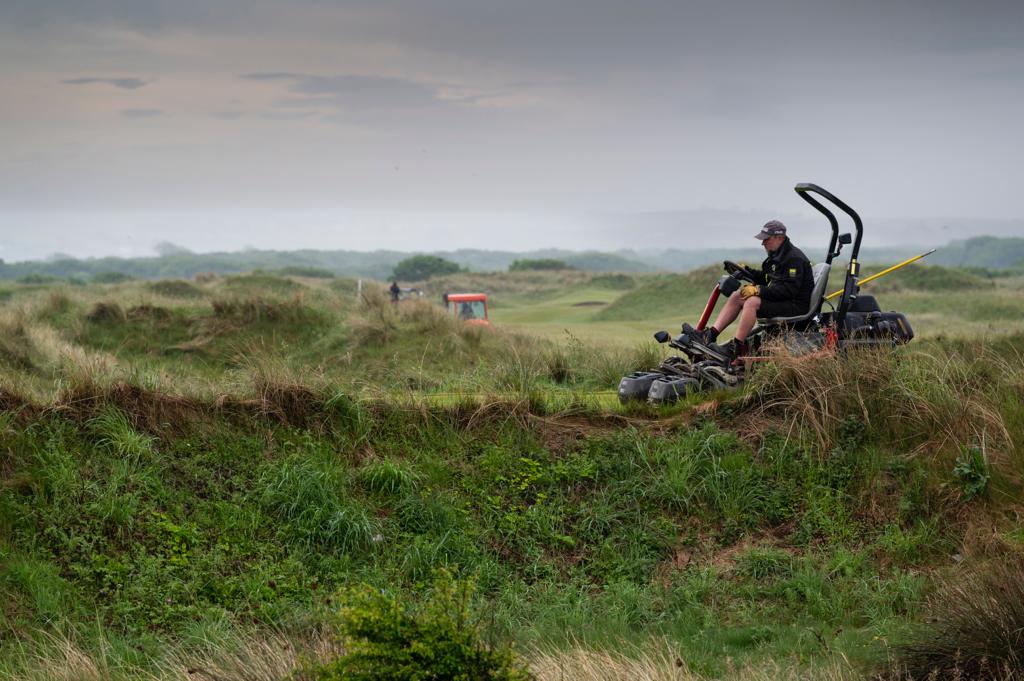 It was an overcast morning for Murray and the greenkeeping team <a href="/SauntonGolfClub/">Saunton Golf Club</a>  ahead of Day 1 of the Brabazon Trophy⛳️, we can't wait to see more of the course throughout the event.

📷 <a href="/leaderboard3/">Leaderboard Photo</a> 

#golf #greenkeeping #golfcourse #greenkeeper #brabazon #links
