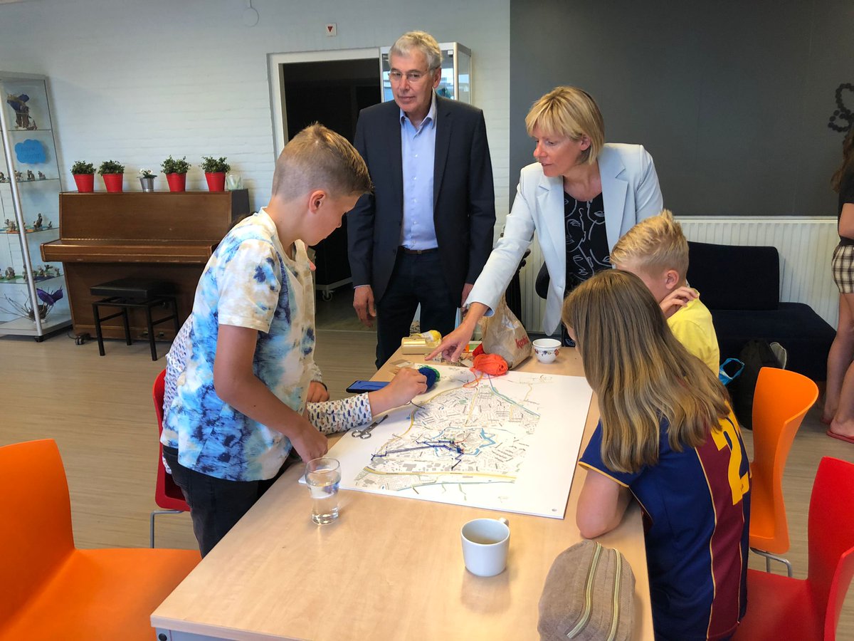 Vandaag was de dag van Fiets naar je werk!
Op basisschool 't Carillon in Groenlo zijn kinderen druk bezig met maatregelen waardoor je veilig met de fiets bij school kan komen.
Een mooi project van de school, gemeente <a href="/Karelbonsen/">Karel Bonsen</a> <a href="/provgelderland/">Provincie Gelderland</a> en @Cycling4School.