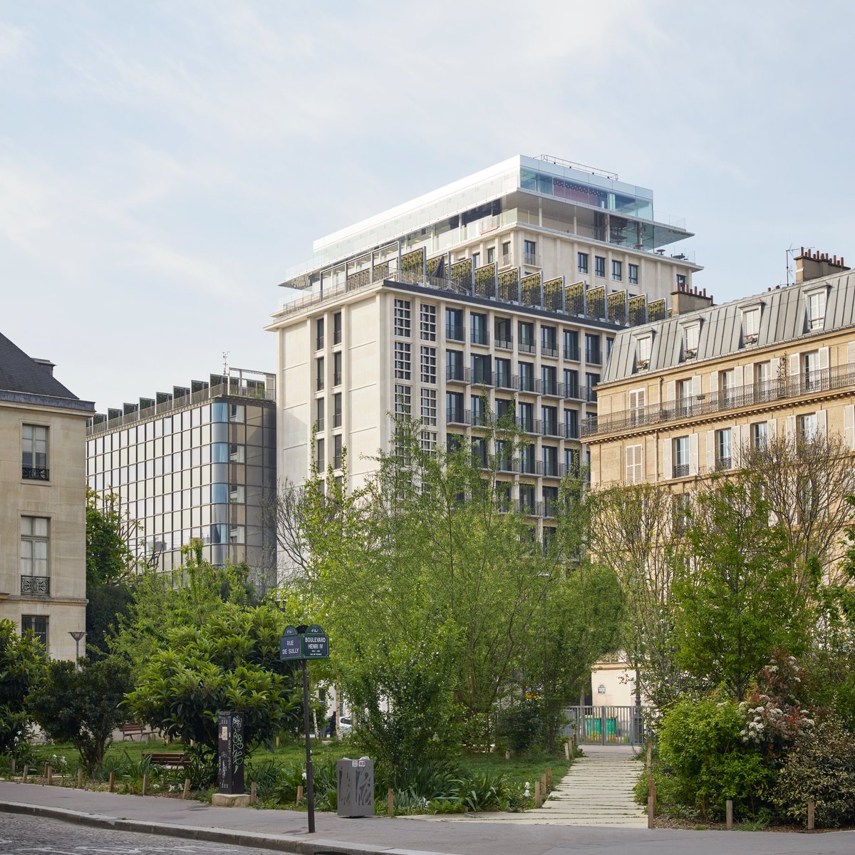 .#MorlandMixitéCapitale : on parle carrément d’un quartier. 5000 personnes s’y croiseront chaque jour, sur 11 programmes; auberge de jeunesse, marché, hôtel, logements, crèche, commerces, piscine, bureaux, centre d’art, bar, restaurant, et la plus belle vue de Paris – <a href="/ParisMatch/">Paris Match</a>