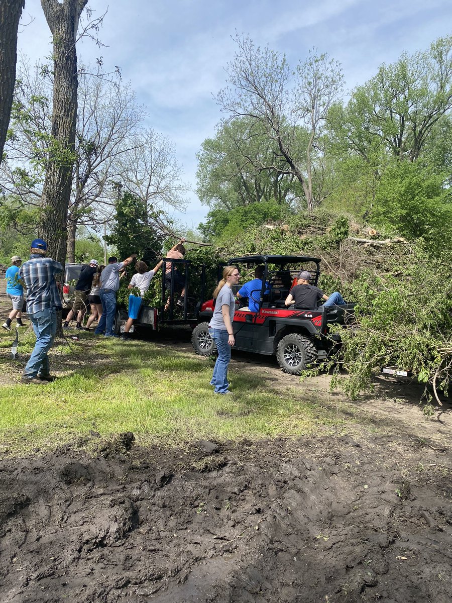ngreeley123's tweet photo. So proud of these North Nodaway students and staff members for helping clean up the community in Hopkins, Missouri following an extreme thunderstorm. They love their school, community, but most of all they love to take care of each other. https://t.co/6vF39u4sv8