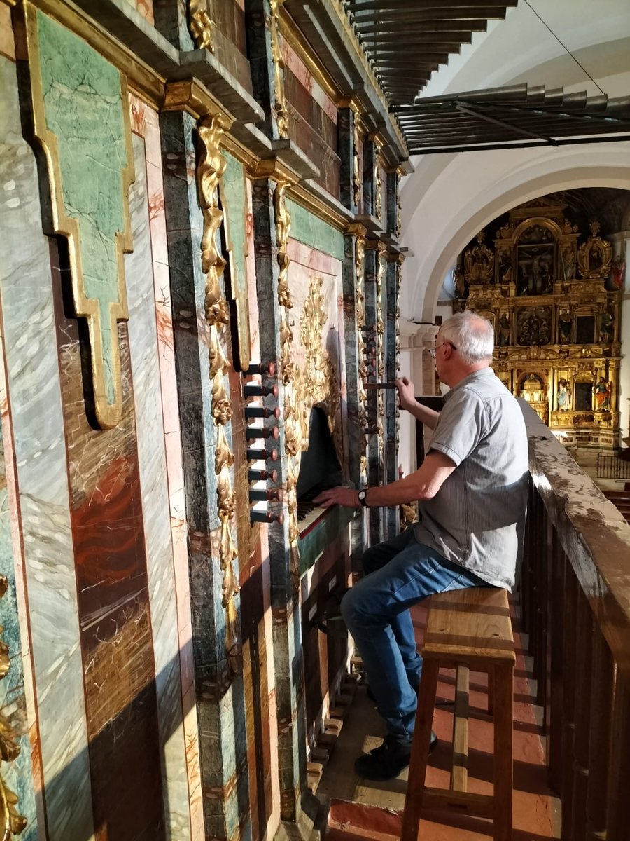 OrganodeLaTorre's tweet photo. Las manos expertas del maestro organero Alain Faye andan estos días  revisando y afinando los casi mil tubos de nuestro Órgano Histórico, que en el año 2000 desmontó y restauró dándole nueva vida. Cada año vuelve para ponerlo a  punto de cara a un nuevo Ciclo de Conciertos. https://t.co/YLCScBySxv