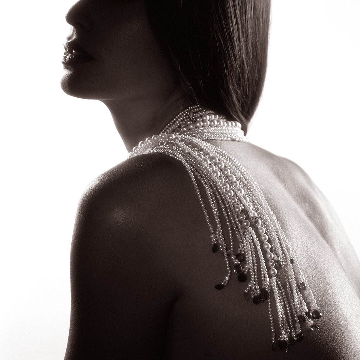 CDPearls's tweet photo. SIZE MATTERS do you like statement jewellery? Pearls of 9-10mm plus, which draw the eye to the pearl’s natural lustre. Top tip: chunky pearl necklaces help to camouflage wrinkles at the base of the neck. Whereas long thin pearls dripping from your ears elongate your face. https://t.co/a3iOhxgwL9