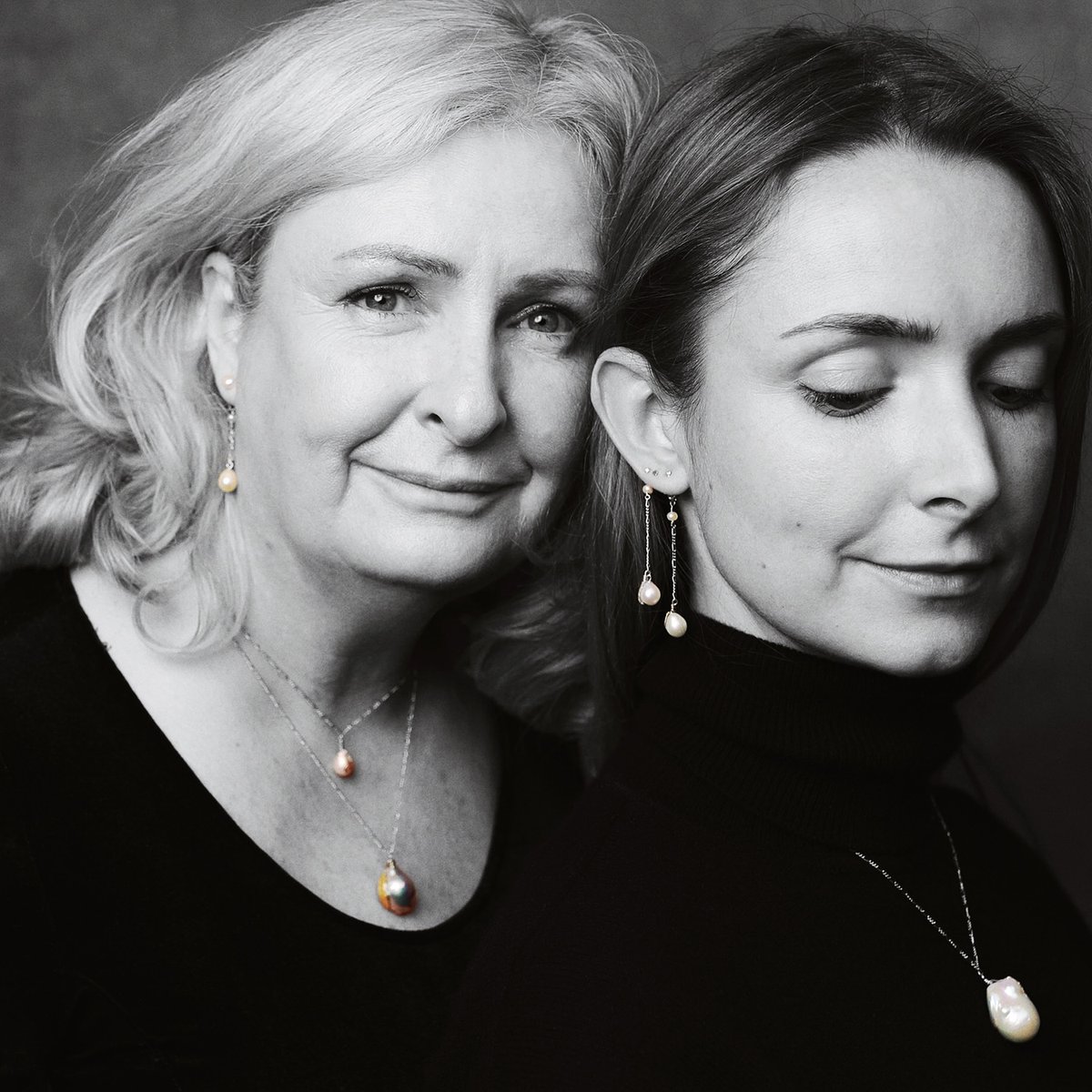 CDPearls's tweet photo. SIZE MATTERS do you like statement jewellery? Pearls of 9-10mm plus, which draw the eye to the pearl’s natural lustre. Top tip: chunky pearl necklaces help to camouflage wrinkles at the base of the neck. Whereas long thin pearls dripping from your ears elongate your face. https://t.co/a3iOhxgwL9