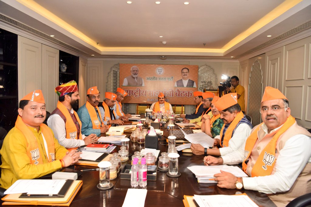 tarunchughbjp's tweet photo. आज जयपुर में भाजपा के यशस्वी राष्ट्रीय अध्यक्ष आदरणीय श्री @JPNadda जी के अध्यक्षता में राष्ट्रीय महामंत्रियों की बैठक हुई।

बैठक में राष्ट्रीय महामंत्री (संगठन) आदरणीय श्री @blsanthosh जी भी मौजूद रहे। https://t.co/CImYpeYcuR