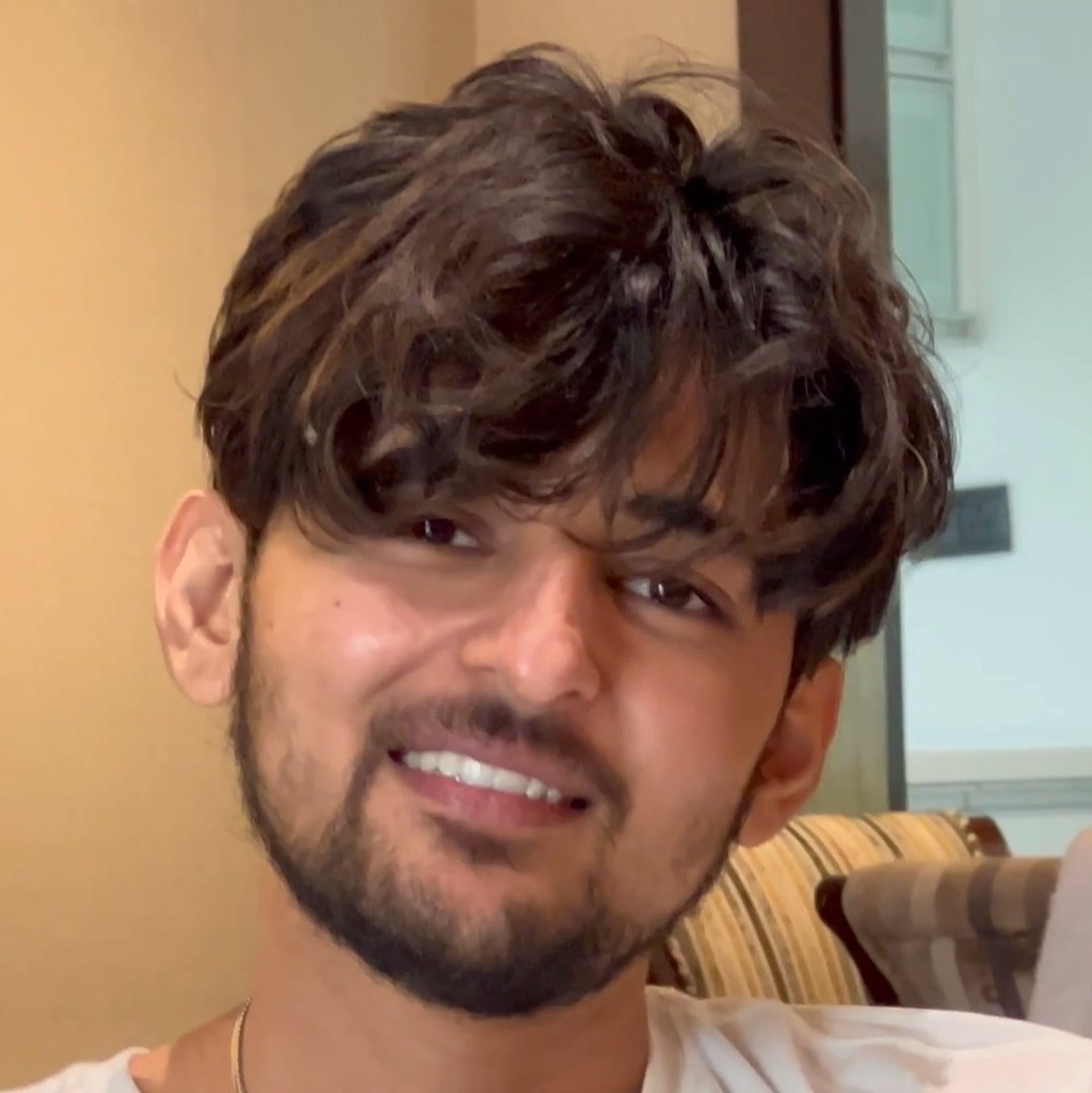 ItsDiptiDZ's tweet photo. me calling 6ft tall Darshan Raval as "TINY LITTLE CUTUU HUMAN" 🫠👍🏼 https://t.co/g9m46xBYSB