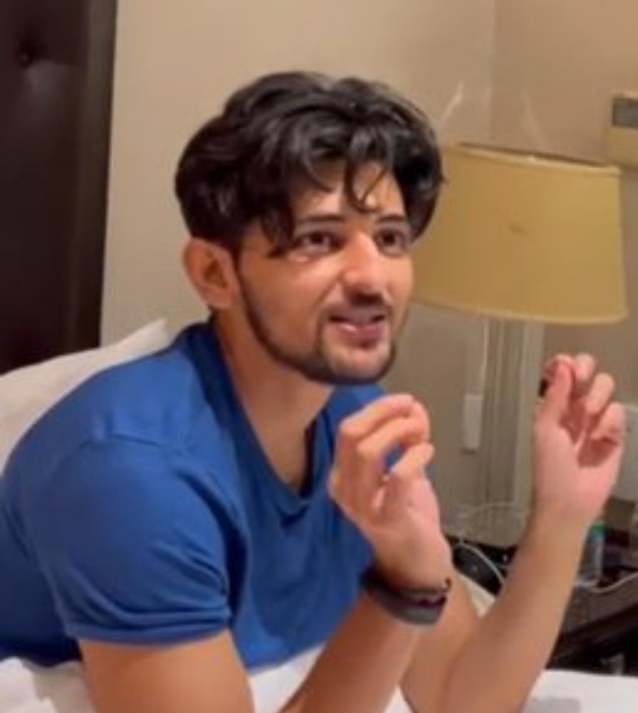 ItsDiptiDZ's tweet photo. me calling 6ft tall Darshan Raval as "TINY LITTLE CUTUU HUMAN" 🫠👍🏼 https://t.co/g9m46xBYSB