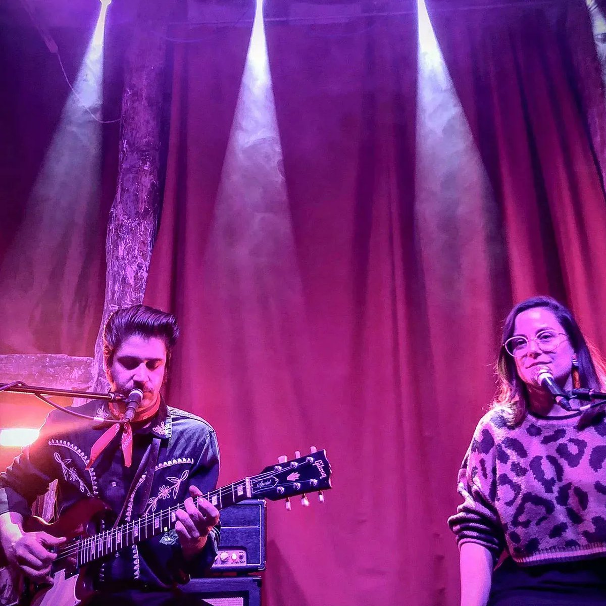 📺Esta noche a las 23h salimos en el programa <a href="/VariotintoCMM/">Variotinto</a> 🥰 Sintoniza <a href="/CMM_es/">Castilla-La Mancha Media</a> en tu TV y nos vemos un ratito ❤️. Nos hace especial ilusión salir tocando en nuestro queridísimo Pub Los Clásicos ✨ gracias a todo el equipo y gracias por los vinitos 🍷 lo pasamos muy bien. 👁️