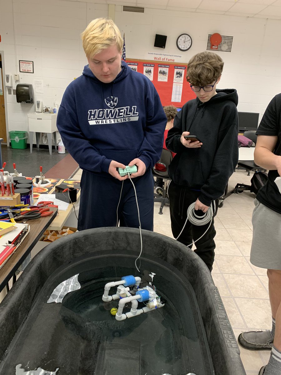 SherryRoses's tweet photo. @BravermanHHS CTE3 STEM students begin testing their underwater ROVs simulating a rescue from a capsized boat #theRegional #weareHowell #CTESTEM #SeaPerch https://t.co/fVuwYe0qUb