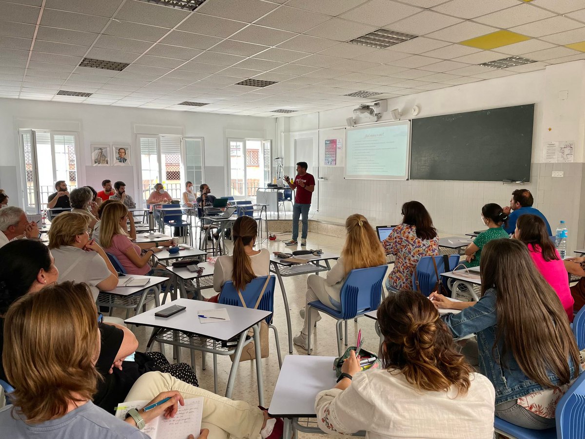 Tarde de formación el martes pasado y hoy con el #ClaustroDeProfesores sobre #LOMLOE y la #EvaluaciónCompetencial con @SrGautier Seguimos dando pasos en conocer la nueva normativa para adaptarnos a ella cara al curso próximo. #maristas #masqueaulas