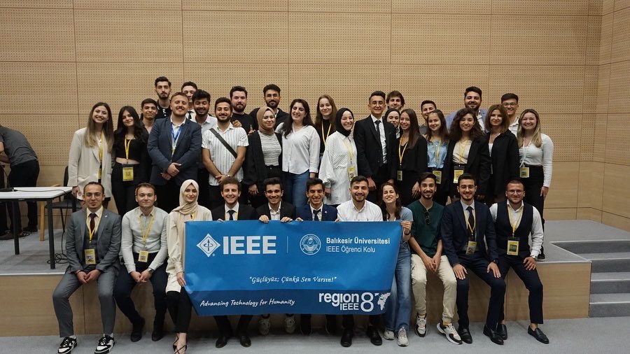 ieeebaunsb's tweet photo. IEEE BAUN Ailesi olarak bu sene "Geleceğinle Bir Gün" etkinliğinin 3.'sünü 18 Mayıs Çarşamba günü Balıkesir Üniversitesi Kongre ve Kültür Merkezi Dumlupınar Kongre Salonu'nda gerçekleştirdik. Etkinliğimiz IEEE BAUN Yönetim Kurulu Başkanı Mehmet Emin ALTAY'ın açılış konuşması https://t.co/EZ4lzKM6Yo