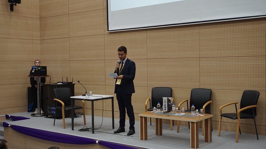 ieeebaunsb's tweet photo. IEEE BAUN Ailesi olarak bu sene "Geleceğinle Bir Gün" etkinliğinin 3.'sünü 18 Mayıs Çarşamba günü Balıkesir Üniversitesi Kongre ve Kültür Merkezi Dumlupınar Kongre Salonu'nda gerçekleştirdik. Etkinliğimiz IEEE BAUN Yönetim Kurulu Başkanı Mehmet Emin ALTAY'ın açılış konuşması https://t.co/EZ4lzKM6Yo