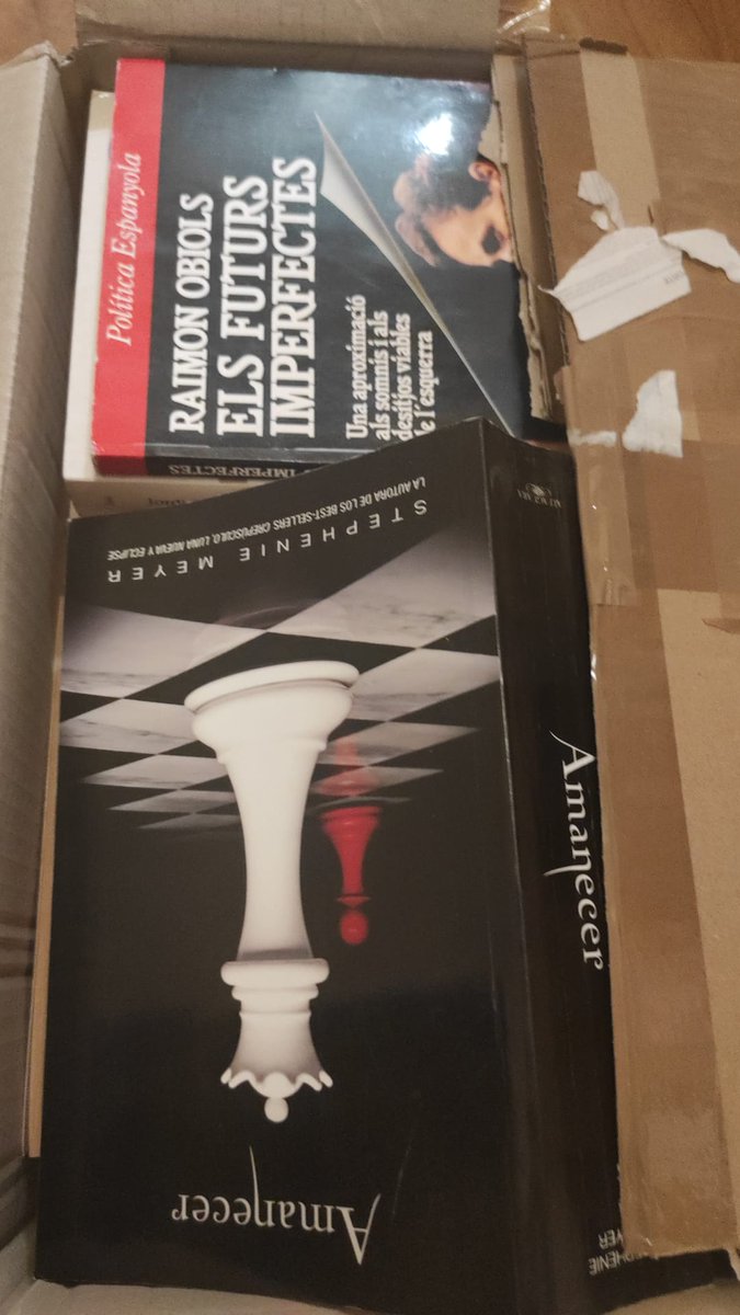 GL_DinaSh's tweet photo. @bricomart Badalona, Compré un calentador Nox gas natural y recibí una caja llena de libros!!! #cómoSolucionoRápidoEfectivo ¿? https://t.co/lccCmO13M6