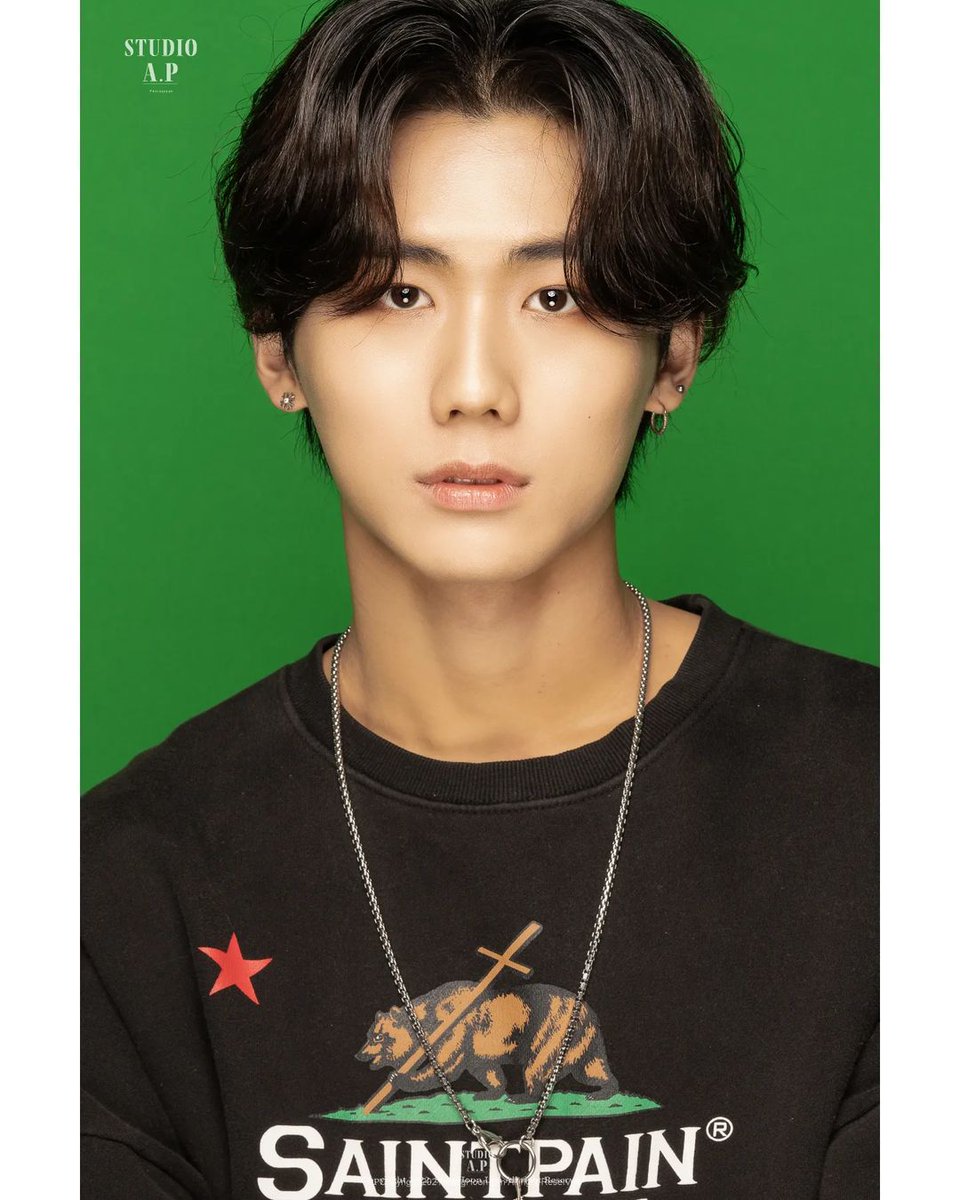 dkzdata's tweet image. 220519 STUDIO A.P 인스타

재찬: instagram.com/p/CdujJ4sP9yt/
경윤: instagram.com/p/Cduw-gjPh7X/
종형: instagram.com/p/CduxGaFvc8b/

@dkz_dy
#DKZ #디케이지