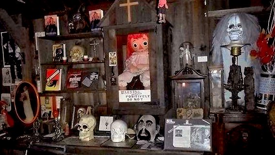 อันนี้เป็นสถานที่ศูนย์รวมความเฮี้ยนความหลอนผีจากทั่วโลกมาไว้ในที่เดียว เธรดนี้จะมาเล่าถึง “พิพิธภัณฑ์รวมสิ่งของสยองขวัญ” ของคู่สามีภรรยาวอร์เรน ที่นี่รวบรวมของที่มีผีสิงไว้เยอะมาก รวมถึงตุ๊กตาแอนนาเบลล์ด้วย มาดูว่าที่นี่เป็นยังไง ของชิ้นไหนที่มีประวัติน่ากลัวสุดๆ (ต่อในเมนชั่น)