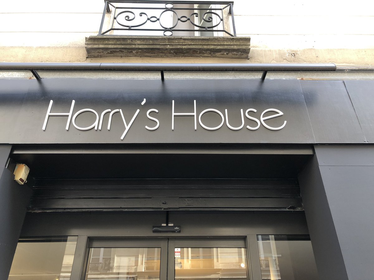 LTHSOURCE's tweet photo. 📸| Pictures of the Paris pop up store for #HarrysHouse !

Via @alwaysghits_ ! https://t.co/GHuUhnX5RI