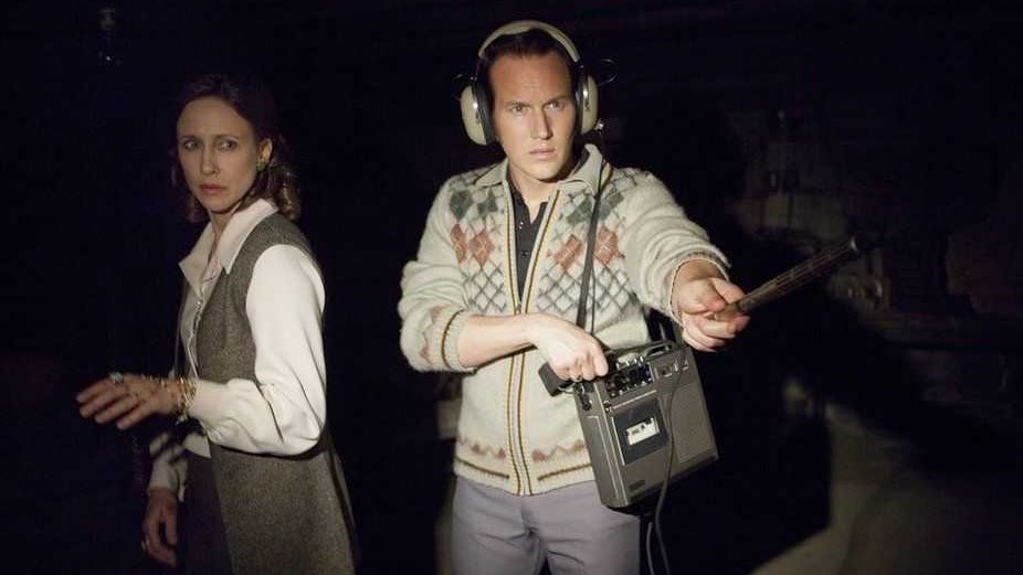 ② พิพิธภัณฑ์สยองขวัญของครอบครัววอร์เรน เป็นพิพิธภัณฑ์ที่ตั้งอยู่ในบ้านของคุณเอ็ดและลอร์เรน วอร์เรน เพราะสองคนนี้เขาเป็นนักปีศาจวิทยา ศึกษาและช่วยคนจากสิ่งน่ากลัวมาตลอด ทำให้เจอวัตถุที่มีพลังงานบางอย่างเยอะมาก เลยมาเก็บและจัดแสดงไว้ในบ้านตัวเอง (อารมขังไว้ด้วย)