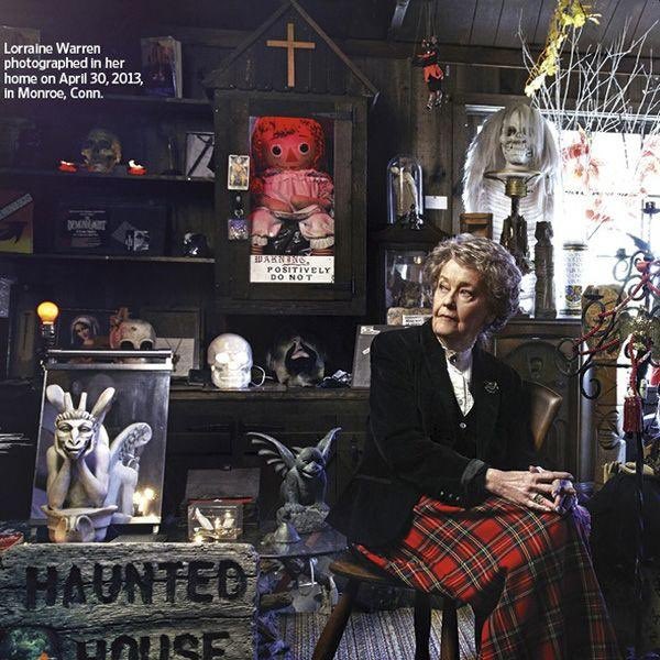 ③ และในบ้านหลังนี้ก็เลยเป็นศูนย์รวมผี ของทุกชิ้นที่ถูกจัดแสดงไว้มีประวัติหลอนหมด ตั้งแต่เป็นสื่อกลางให้วิญญาณร้าย มีผีสิง ทำคนตาย ฯลฯ พิพิธภัณฑ์เริ่มต้นอยู่มาตั้งแต่ปี 1952 จนคุณเอ็ดและลอร์เรนเสียชีวิตไปก็ไม่ได้มีของชิ้นใหม่มาเพิ่มเติมอีก แต่ความหลอนมันก็ยังคงอยู่ไม่ได้หายไป