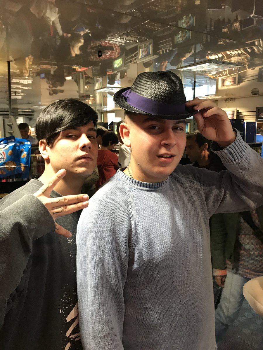 Estaba eliminando archivos viejos del celu y encontre un freestyle y fotos de estos dos en un viaje historico a uruguay, mas tarde subo a youtube