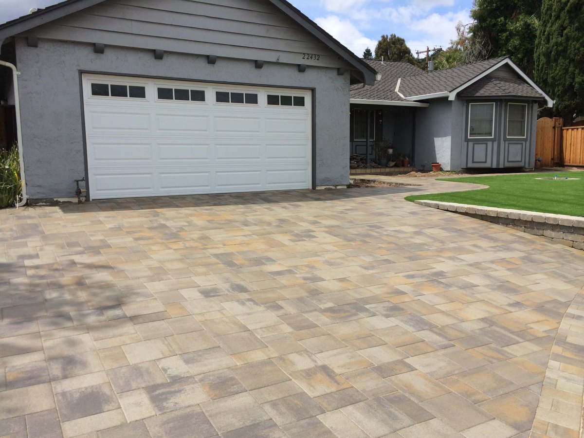 How's your #driveway looking? 👀

Our custom #drivewayinstallations follow a 12-step process to meet all your wants and needs while ensuring quality and safety! 🧱⚒️

Schedule a consultation with an experienced team you can trust!

📱 (561) 468-3713
⛓️ deckanddrive.com/driveway-insta…