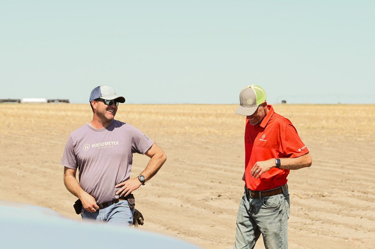 TheRightSeed's tweet image. Garden City's Master Plot was planted yesterday with no shortage of smiles. 

Be sure to make your way out to see this one if you're around this area this summer! 

#MasterPlot #TheRightSeed #Hoegemeyer