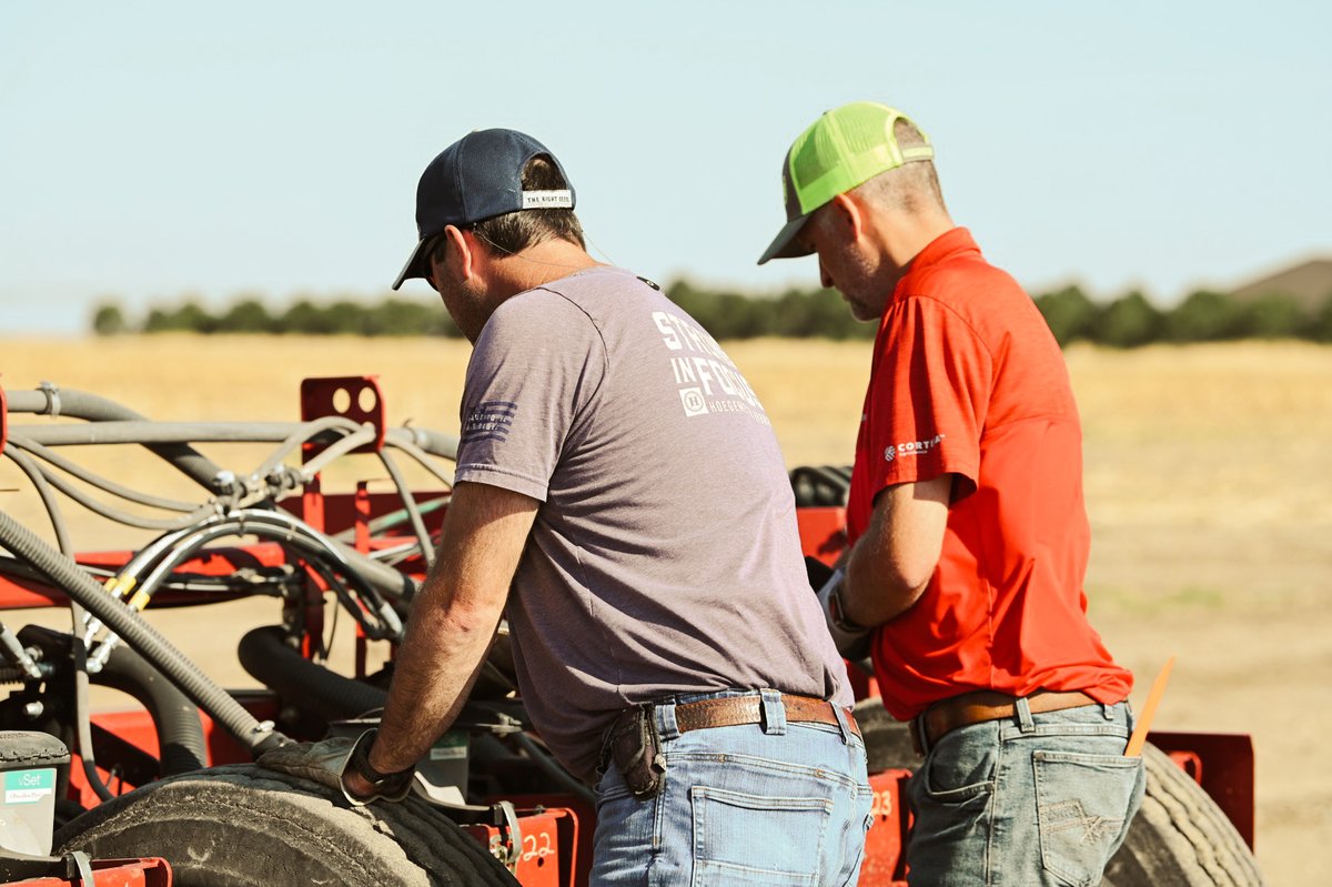 TheRightSeed's tweet image. Garden City's Master Plot was planted yesterday with no shortage of smiles. 

Be sure to make your way out to see this one if you're around this area this summer! 

#MasterPlot #TheRightSeed #Hoegemeyer