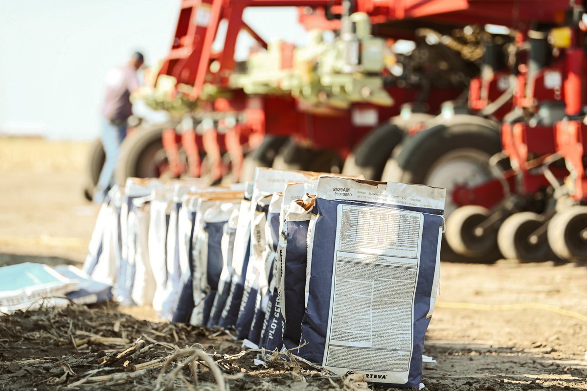 TheRightSeed's tweet image. Garden City's Master Plot was planted yesterday with no shortage of smiles. 

Be sure to make your way out to see this one if you're around this area this summer! 

#MasterPlot #TheRightSeed #Hoegemeyer