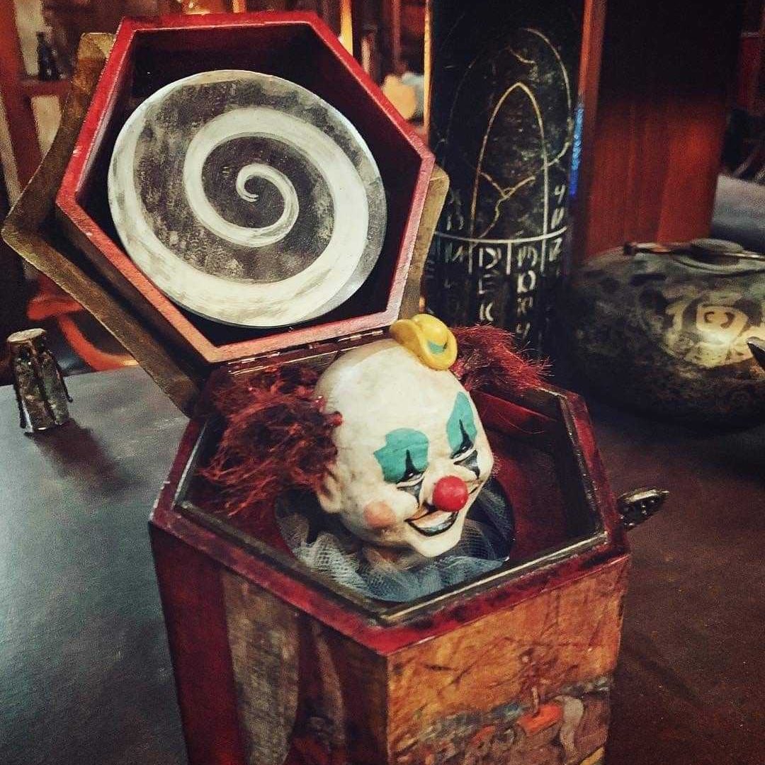 ⑤ ชิ้นต่อมาคือ “กล่องดนตรีอาถรรพ์” กล่องดนตรีนี้เป็นกล่องดนตรีจากบ้านของครอบครัวเพอร์รอน ซึ่งปรากฏอยู่ในหนังเรื่อง The Conjuring (2013) กล่องดนตรีนี้มีความสยองตรงที่กระจกของมันสามารถส่องเห็นผีได้ และสามารถสื่อสารกับบางสิ่งที่มองไม่เห็น เป็นเหมือนกล่องดนตรีดักผี