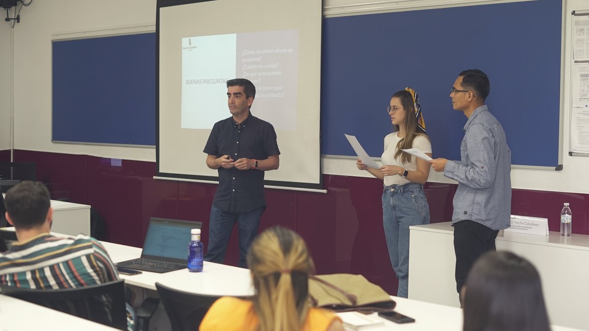 EUDEbusiness's tweet photo. #EUDEtalks | Ayer en @EUDEbusiness nuestros alumnos vivieron una #jornada muy novedosa junto a Nacho Caballero, Escritor y Formador especializado en Storytelling y Storybrand.🔖
✍️

Quien nos desveló cómo debemos potenciar nuestra marca personal y las claves para #emprender.🚀 https://t.co/VD9BiyhEkE
