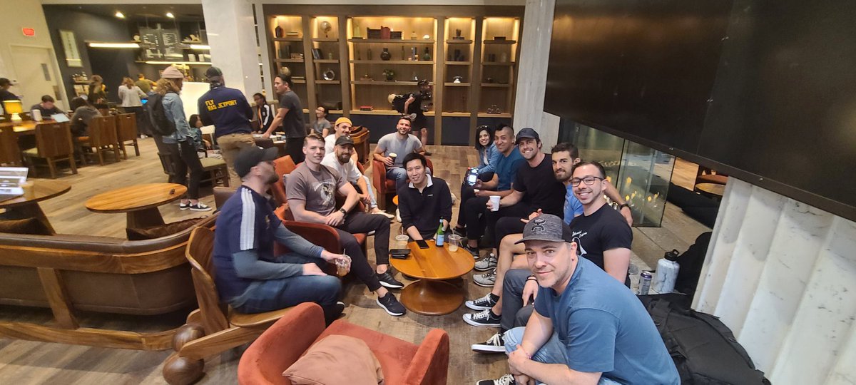 MetaZappy_'s tweet photo. Pre @veecon crew! @veefriends #veefriends #veecon https://t.co/XJnkDdMmaz