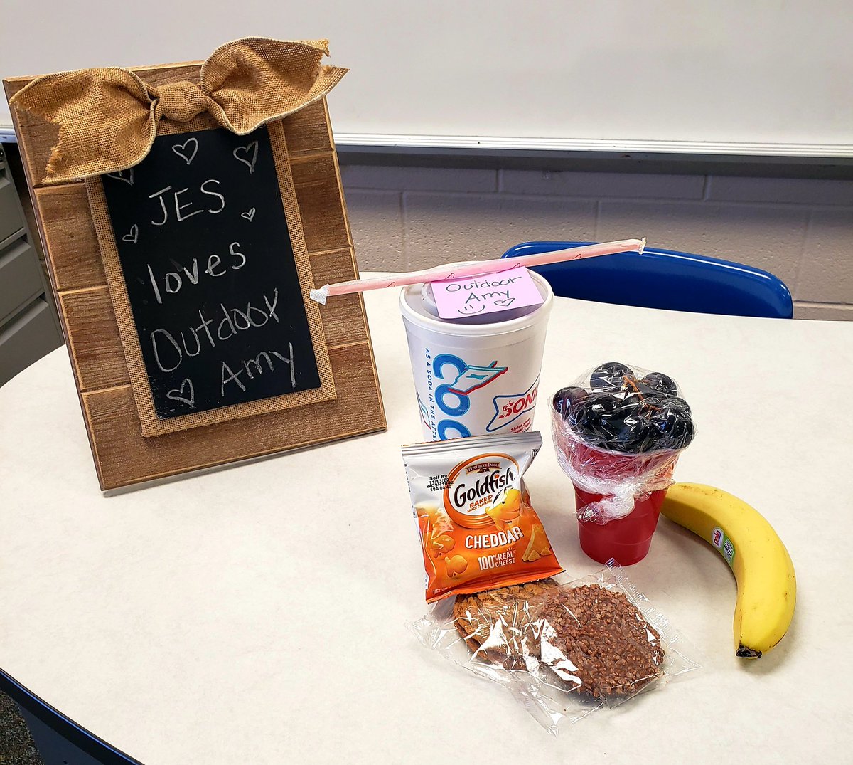 3rd grade Ts know how to make a fellow T feel 💓! Was teasing with <a href="/njkrueger/">Nancy Krueger 💙</a> my "demands" before coming to her school w/ our pilot <a href="/NISDOLC/">Northwest ISD OLC</a> mobile visits. This and friendly faces is what welcomed me before our learning! I even shared some fruit w/ the 🪱. 😆 TY Nancy <a href="/JustinJags/">Justin Elementary</a>