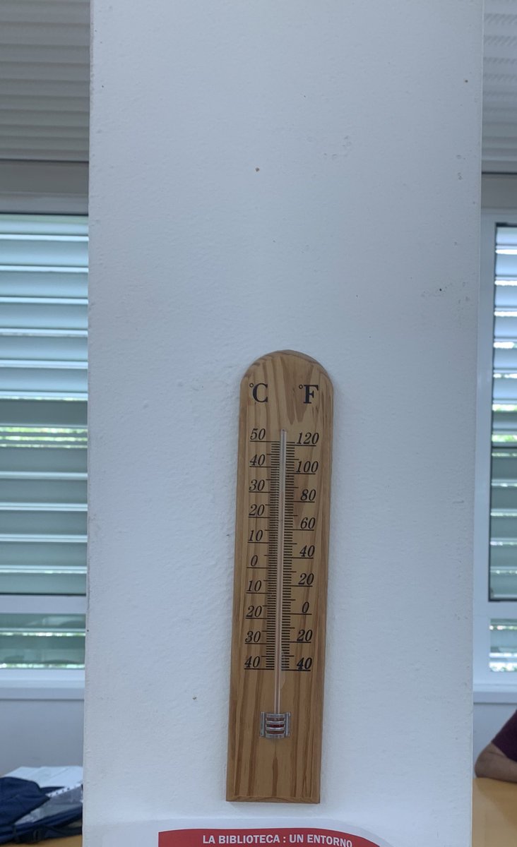 jaimestark_22's tweet photo. Así seguimos después de que en la graduación el otro día se pusiesen a alagar a la universidad y a sus instalaciones. Sin aire acondicionado a + 30º de temperatura en una Biblioteca, son condiciones deplorables. Es vergonzoso e inaceptable @CUMe_UEx @consejocume https://t.co/hbo4YltLJX