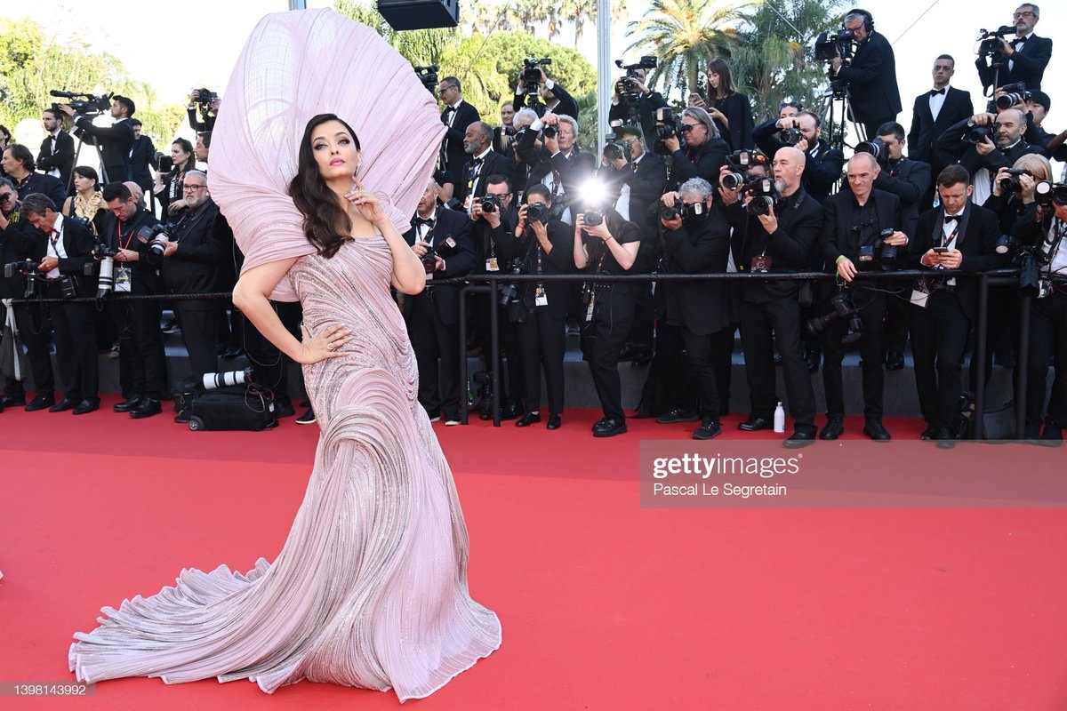 You can tell here in this pic what Ash is thinking. She knows she is looking super stunning and is totally owning that RC. #AishwaryaRaiBachchan #AishwaryaAtCannes