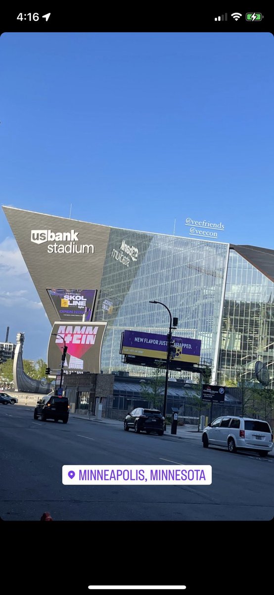 MetaZappy_'s tweet photo. Amazing stadium! @veecon @veefriends #veefriends https://t.co/xoPBuYi82C