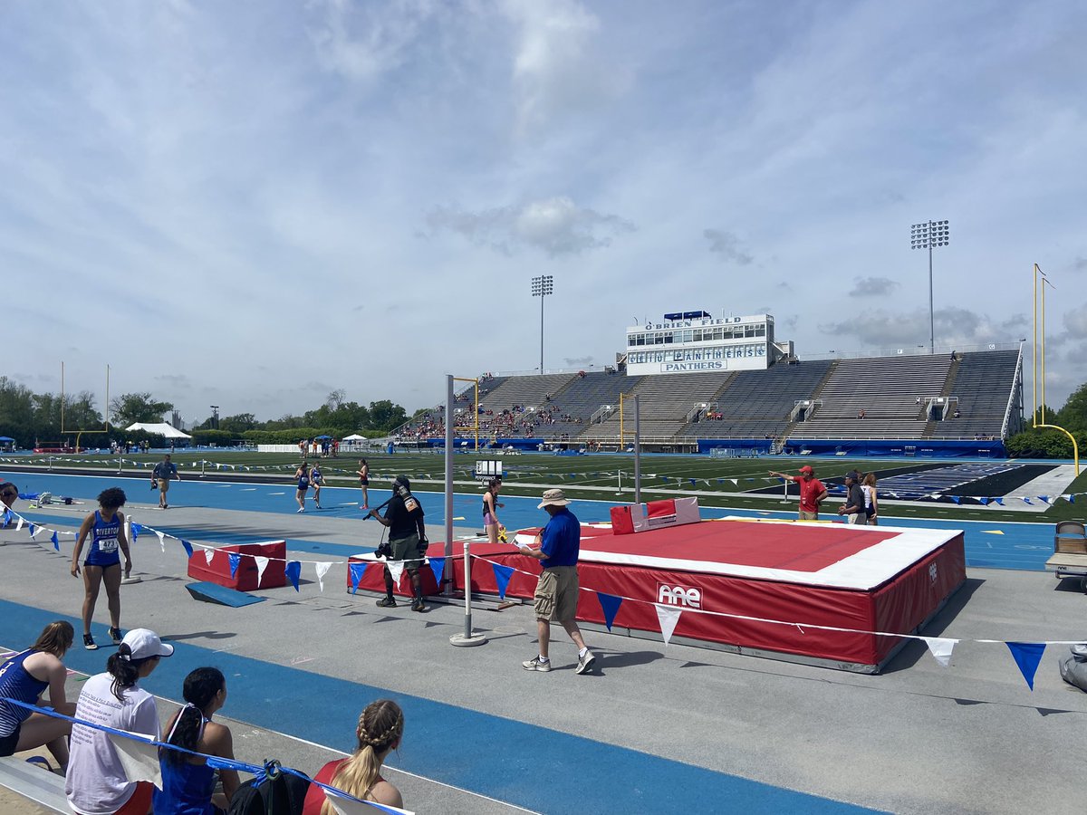 Come Check us out as our head coach is at the Illinois girls state meet today through Saturday.  DM us if you are still looking for a school.