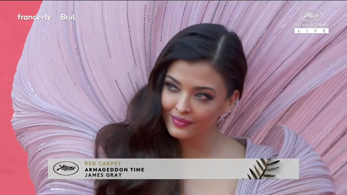 Excuse me!!! 
Step on us, Mammmmm!!
#AishwaryaAtCannes