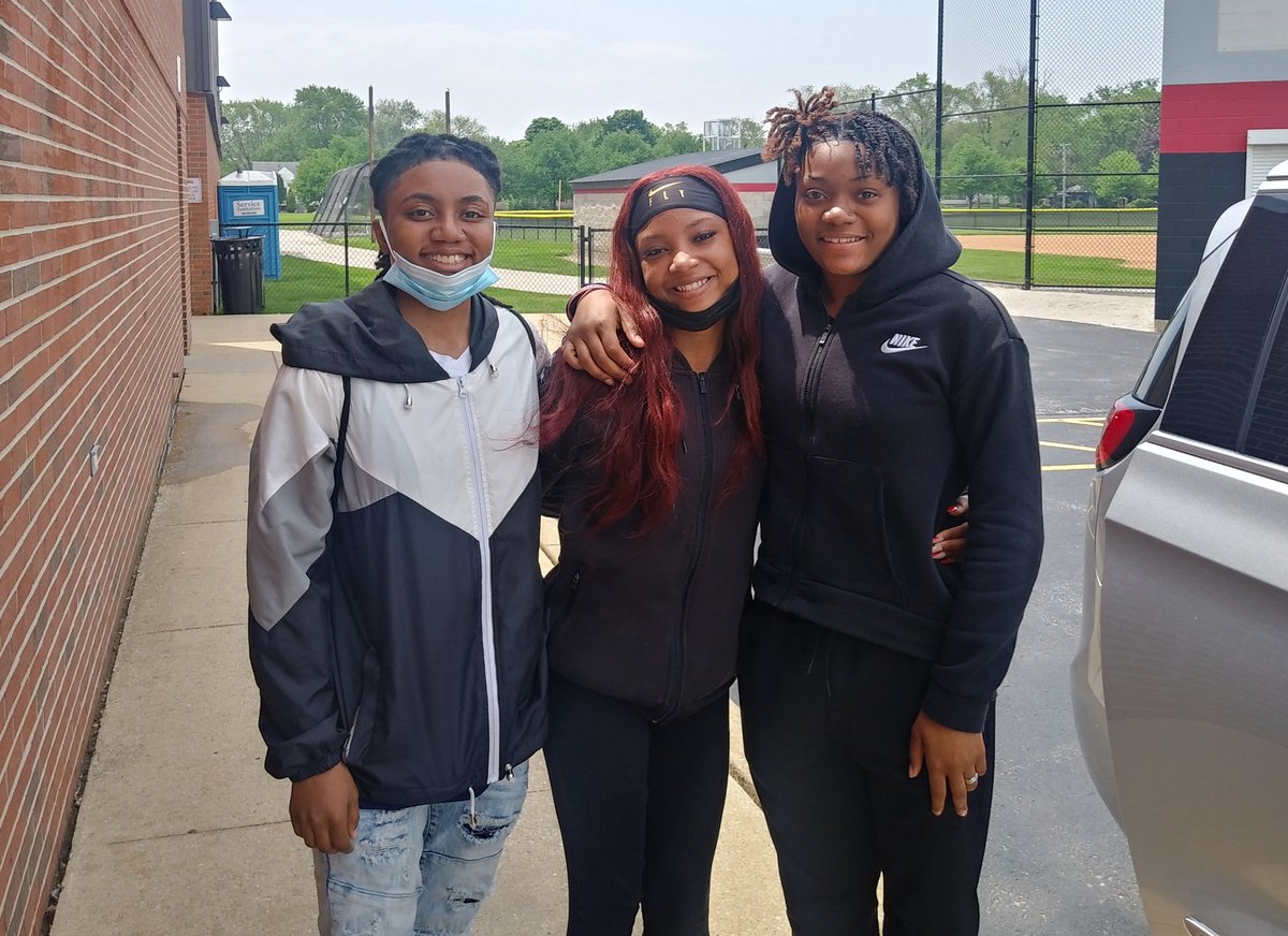 TFSouthTF's tweet photo. 3/4 of our 4x200 are on their way to EIU! Jazzy will be joining Taylor, Laniya and Janiya tonight! #TFSRedWolves @TFSo_Athletics https://t.co/5IgenNoieI