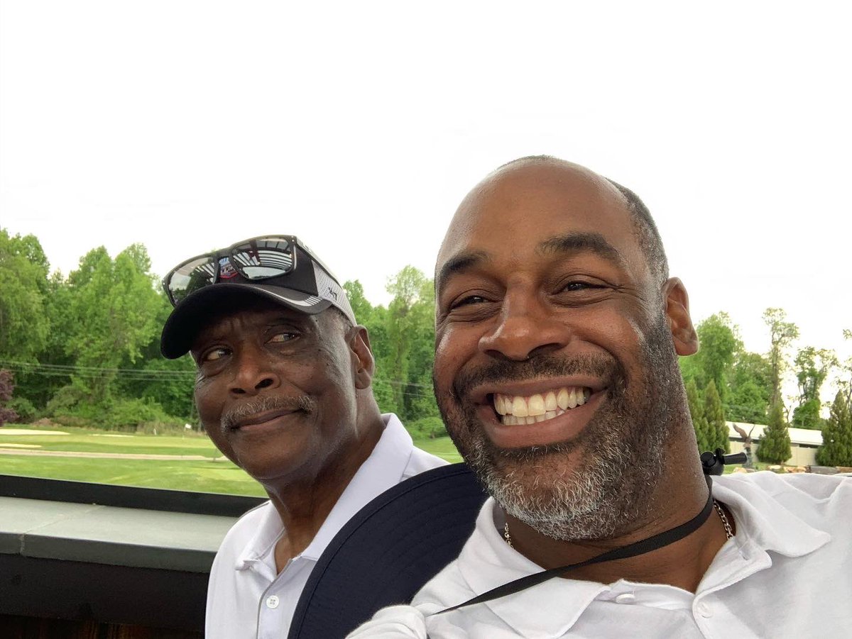 donovanjmcnabb's tweet photo. The band is back together. Winning memories 🦍🦅 https://t.co/SxNC4C67XZ