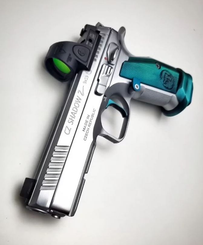 BrownellsInc's tweet photo. Man! These things are everywhere right now. They do come with various colored grips too, what color you prefer? @i.shoot.guns coordinates his grip color with his wardrobe, you can too! 

📸 @i.shoot.guns

#brownells #guns #czusa #handgun https://t.co/HwZGpiXSd1