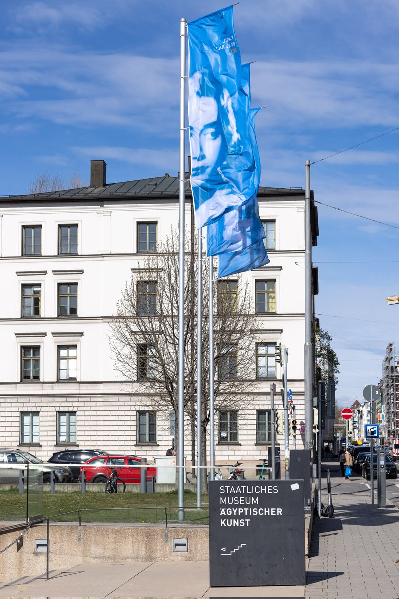 Was flattert denn da im Wind? 👀 Das sind die Fahnen unserer Wanderausstellung „Menschen, Bilder, Orte“ 🏛️ Darauf zu sehen sind Kaiser Konstantin &amp; Dora Gerson, die beide Thema in der Ausstellung sind. Die Schau ist noch bis 31.7.22 <a href="/smaek_muc/">Ägyptisches Museum</a> zu Gast! Wir freuen uns auf Euch!🙌