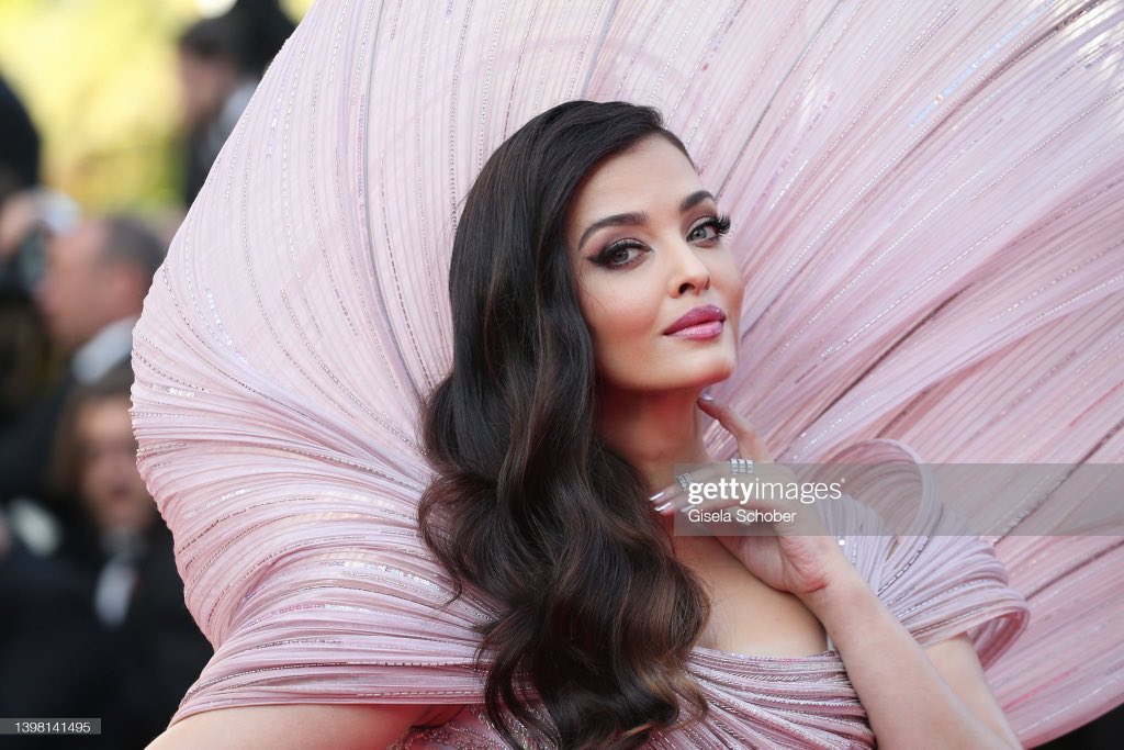 THE SERVE OMGGGG!!! AISH YOU ARE FOREVER ICONIC GIRLLL!!!! 
these pics gave 2000s carpet moment vibesss omfg this looks so fcking good!!! 😩❤️🏻 #AishwaryaAtCannes #AishwaryaRaiBachchan