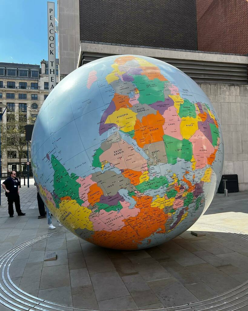 Timothy_Hughes's tweet photo. The World Turned Upside Down #sculpture #londonschoolofeconomics #LSE #london #londonist #londoner #londonlife #london🇬🇧 #oldcuriosityshop #charlesdickens #holborn #markwallinger #sheffieldstreetart https://t.co/T20StWevdq https://t.co/QT7IQztdmv